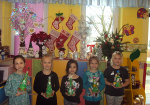 Karina, Ala, Angelika, Wktoria i Zuzia ze swoimi "Choinkami"